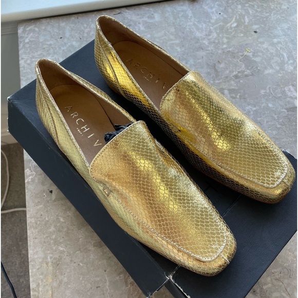 NWT||Archive Italian Leather Gold Loafers with a Alligator look. 9.5 - Picture 1 of 11